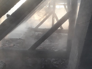 Hasiči bojovali s ohněm i jazykovou bariérou, vyhořel dům obývaný cizinci