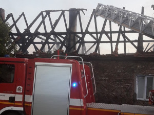 Hasiči bojovali s ohněm i jazykovou bariérou, vyhořel dům obývaný cizinci