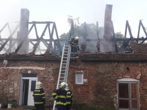 Hasiči bojovali s ohněm i jazykovou bariérou, vyhořel dům obývaný cizinci