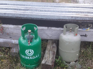 Hasiči bojovali s ohněm i jazykovou bariérou, vyhořel dům obývaný cizinci