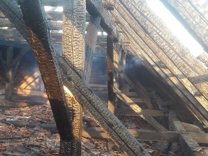 Hasiči bojovali s ohněm i jazykovou bariérou, vyhořel dům obývaný cizinci