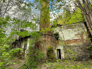 Zažijte nefalšovaný šumavský urbex v obřím komplexu rozpadající se bývalé papírny s pohnutou historií