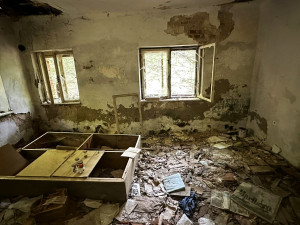 Zažijte nefalšovaný šumavský urbex v obřím komplexu rozpadající se bývalé papírny s pohnutou historií