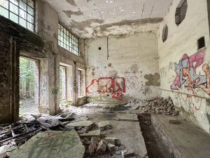 Zažijte nefalšovaný šumavský urbex v obřím komplexu rozpadající se bývalé papírny s pohnutou historií
