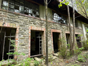 Zažijte nefalšovaný šumavský urbex v obřím komplexu rozpadající se bývalé papírny s pohnutou historií
