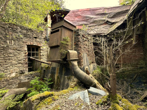 Zažijte nefalšovaný šumavský urbex v obřím komplexu rozpadající se bývalé papírny s pohnutou historií