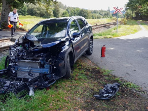 Vlak smetl na železničním přejezdu bez závor osobní automobil, který řídila pětašedesátiletá žena