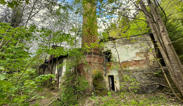 Zažijte nefalšovaný šumavský urbex v komplexu rozpadající se bývalé papírny s pohnutou historií