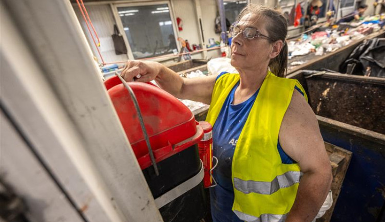 Zaměstnanci třídičky v Jihlavě vyberou z plastů více než metrák baterií ročně