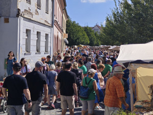 V Domažlicích vrcholí 70. chodské slavnosti, přijely desetitisíce lidí, i na mši
