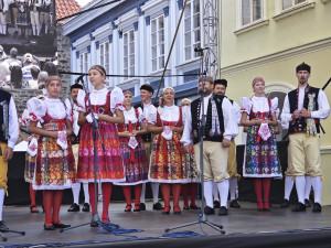 V Domažlicích vrcholí 70. chodské slavnosti, přijely desetitisíce lidí, i na mši