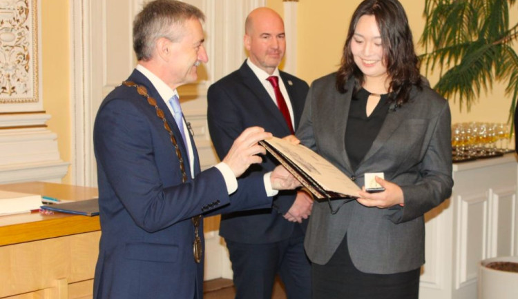 Loni převzala Haruka Kitagučiová pamětní medaili města Domažlice, kde nyní žije a byla to velká sláva