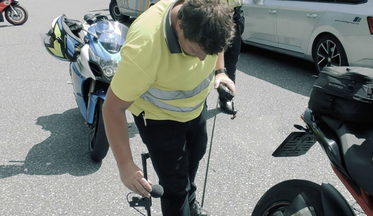 VIDEO: Motorky na Červenohorském sedle nově proklepl i hlukoměr. Místní trápí celodenní rámus