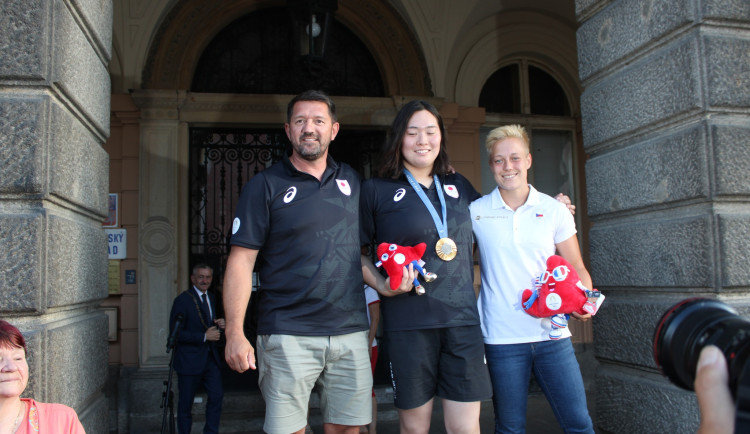 Zlatou olympijskou medaili přivezla obyvatelům Domažlic ukázat japonská oštěpařka Kitagučiová, která ve městě žije a trénuje