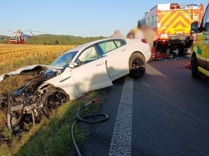 Dva senioři zahynuli při střetu dvou osobáků. Řidič Hyundai nedal přednost BMW, které jelo po hlavní