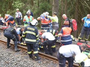 Vrátili mu život i tvář. Strojvedoucí, který přežil srážku vlaků se už čtvrtým rokem léčí v plzeňské nemocnici