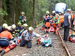 Vrátili mu život i tvář. Strojvedoucí, který přežil srážku vlaků se už čtvrtým rokem léčí v plzeňské nemocnici