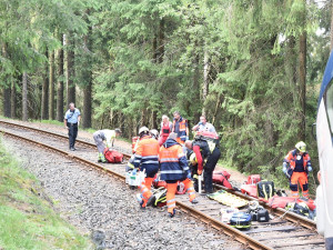 Vrátili mu život i tvář. Strojvedoucí, který přežil srážku vlaků se už čtvrtým rokem léčí v plzeňské nemocnici