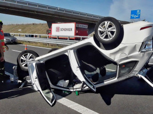 Srážky osobáků s náklaďáky, hromadná havárie i vozidlo na střeše, záchranáři měli plné ruce práce