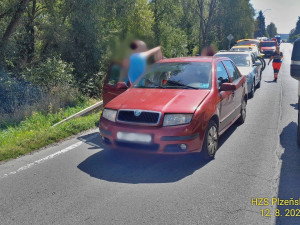 Tři osobní automobily se srazily v Revoluční ulici ve Stříbře