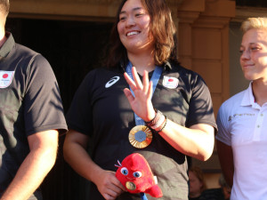 Zlatou olympijskou medaili přivezla obyvatelům Domažlic ukázat japonská oštěpařka Kitagučiová, která ve městě žije a trénuje