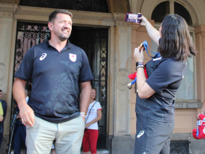 Zlatou olympijskou medaili přivezla obyvatelům Domažlic ukázat japonská oštěpařka Kitagučiová, která ve městě žije a trénuje