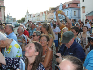 Zlatou olympijskou medaili přivezla obyvatelům Domažlic ukázat japonská oštěpařka Kitagučiová, která ve městě žije a trénuje