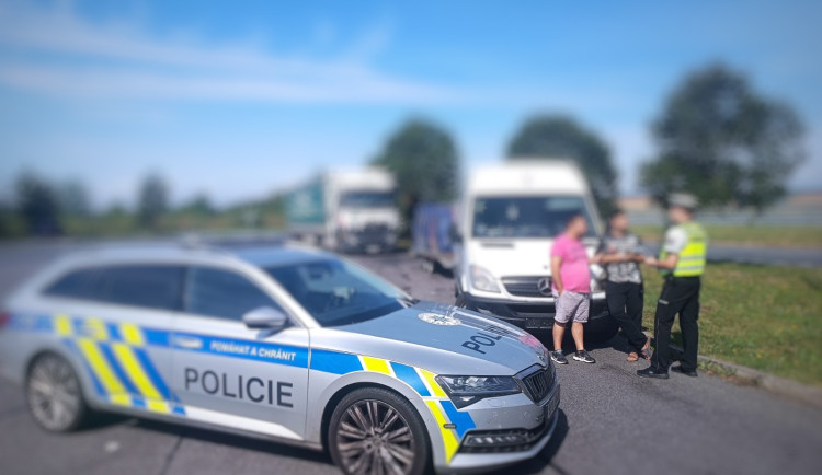 S přetíženými náklaďáky jelo po dálnici sedm řidičů z dvacítky kontrolovaných vozidel