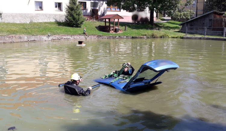 Starší řidič dostal smyk a skončil v požární nádrži, topící se posádce pomohli svědci