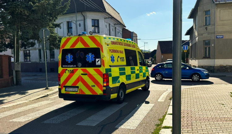 Z přeplněného autobusu MHD vypadl za jízdy na ulici třináctiletý chlapec, když se v zatáčce otevřely dveře