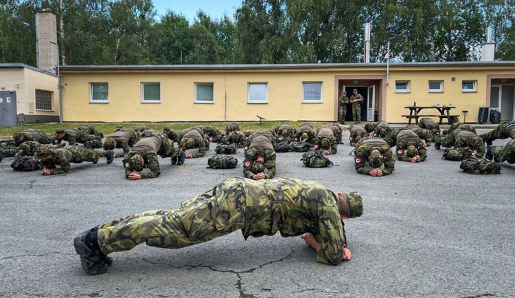 Úspěšná letní brigáda v maskáčích. Dobrovolný armádní výcvik zvládlo na Libavé všech 41 středoškoláků