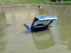 Starší řidič dostal smyk a skončil v požární nádrži, topící se posádce pomohli svědci