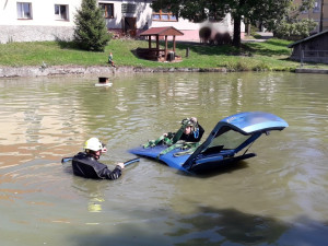 Starší řidič dostal smyk a skončil v požární nádrži, topící se posádce pomohli svědci