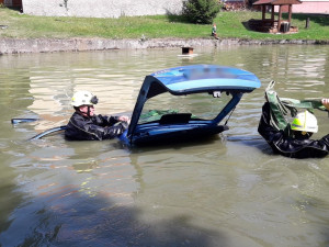 Starší řidič dostal smyk a skončil v požární nádrži, topící se posádce pomohli svědci