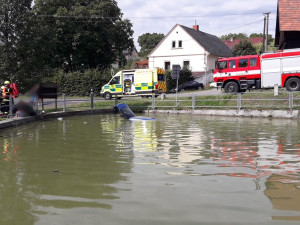 Starší řidič dostal smyk a skončil v požární nádrži, topící se posádce pomohli svědci