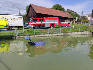 Starší řidič dostal smyk a skončil v požární nádrži, topící se posádce pomohli svědci