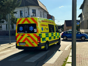 Z přeplněného autobusu MHD vypadl za jízdy na ulici třináctiletý chlapec, když se v zatáčce otevřely dveře