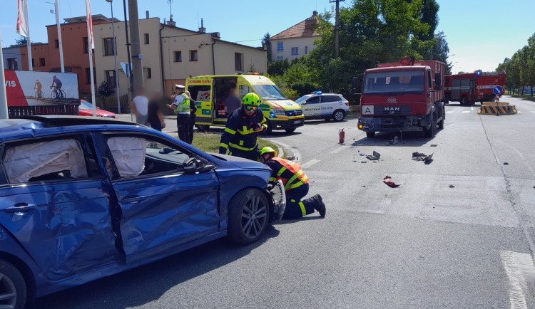 VIDEO: Palubní kamera strážníků zachytila střet osobáku s náklaďákem