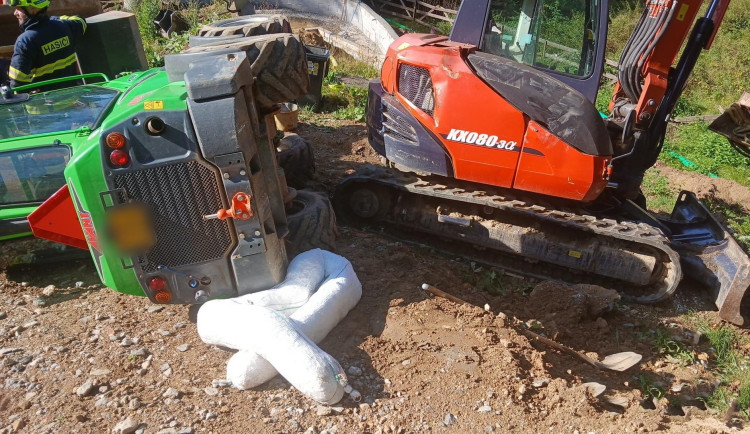 Na muže se při kontrole stavebních prací u domu převrátil stavební stroj a způsobil mu těžké zranění