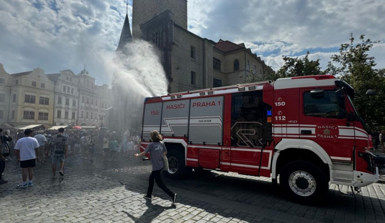 Dobrovolní hasiči začali v centru Prahy ochlazovat ulice kropením