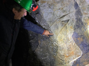 Důl na slídu se při dobrém nasvícení krásně třpytí, foto: Domažlický dějepis