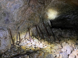 Důl na slídu se při dobrém nasvícení krásně třpytí, foto: Domažlický dějepis