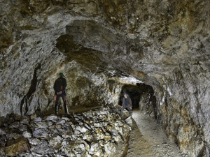 Důl na slídu se při dobrém nasvícení krásně třpytí, foto: Domažlický dějepis