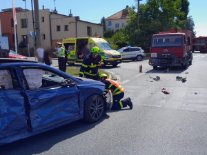 VIDEO: Palubní kamera strážníků zachytila střet osobáku s náklaďákem