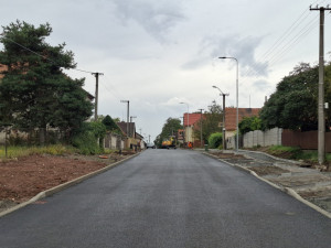 Auta už mohou jezdit po opravené silnici I/27 ve Vysoké Libyni na Plzeňsku, práce tam ale ještě nekončí