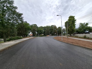 Auta už mohou jezdit po opravené silnici I/27 ve Vysoké Libyni na Plzeňsku, práce tam ale ještě nekončí