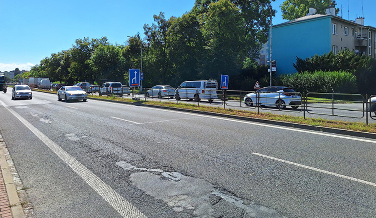 Začíná dvoutýdenní uzavírka rušného silničního tahu v Olomouci. Objízdná trasa vede po dálnici