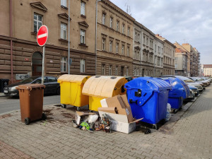 Průzkum: Obyvatele trápí odhozené nápojové obaly, přeplněné kontejnery na třídění i nepořádek kolem nich