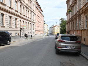 Řidiči v Plzni musí počítat s další objížďkou, dělníci rozkopou Purkyňovu ulici