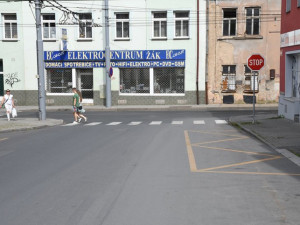 Řidiči v Plzni musí počítat s další objížďkou, dělníci rozkopou Purkyňovu ulici